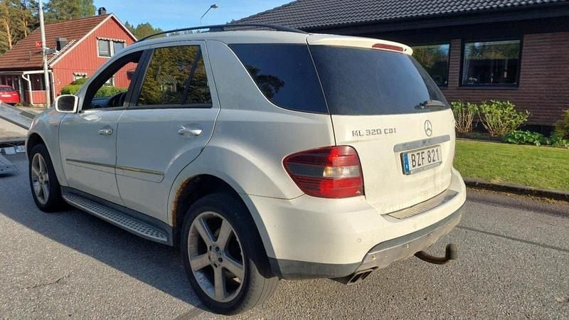 Vit Begagnad 2008 Mercedes ML320 SUV | 35 000 kr (Lite dyr) - Bild 1/4
