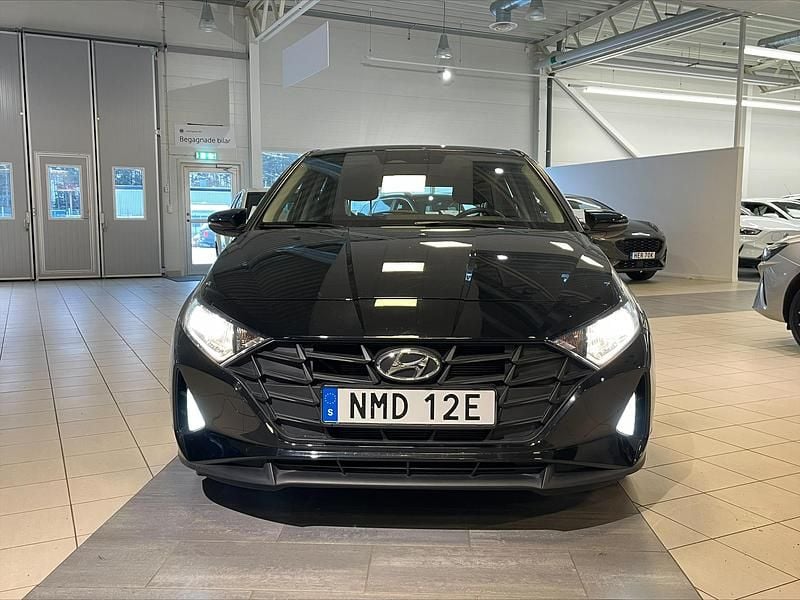 Svart Begagnad 2023 Hyundai i20 Essential Halvkombi | 179 000 kr (Marknadspris) - Bild 1/4