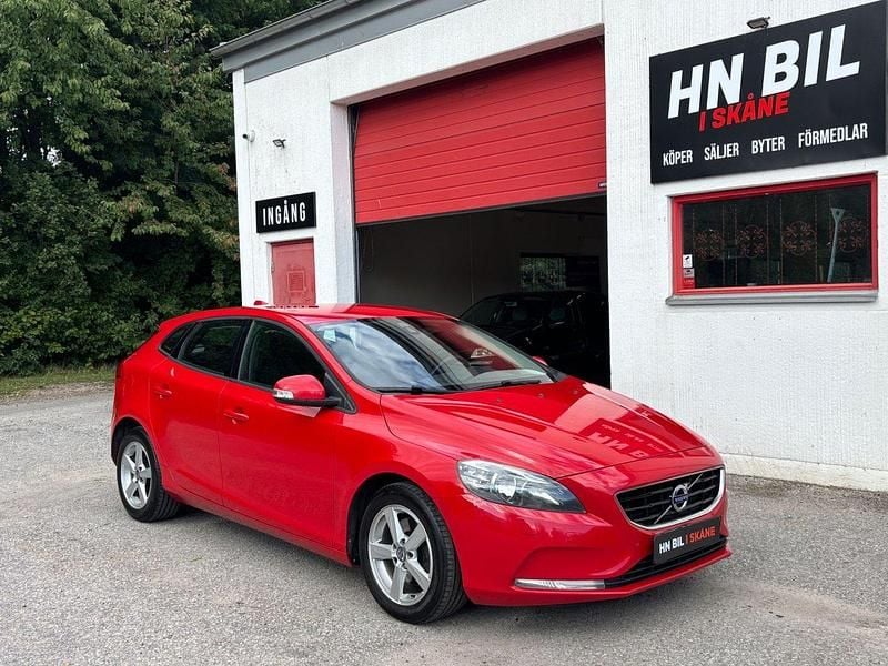 Röd Begagnad 2014 Volvo V40 Kinetic Kombi | 99 900 kr (Marknadspris) - Bild 1/4