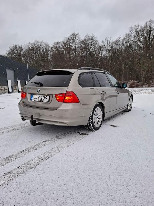 Begagnad BMW 318 143 HK (105 kW) 2009 Kombi