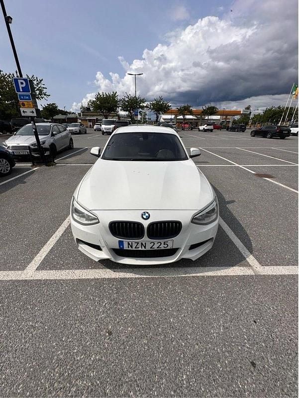 Vit Begagnad 2014 BMW 118 M Sport Halvkombi | 89 000 kr (Marknadspris) - Bild 1/4