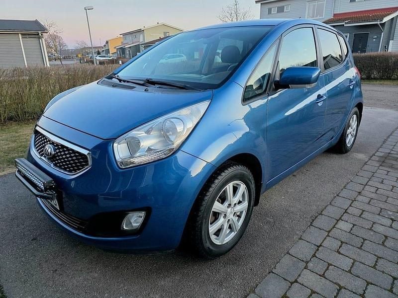 Begagnad Kia Venga Comfort 90 HK (66 kW) 2014 Blåmetallic Halvkombi