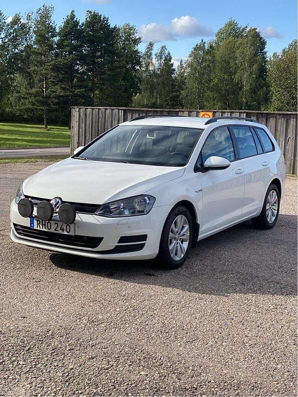 Vit Begagnad 2017 VW Golf VII Kombi | 121 900 kr (Marknadspris) - Bild 1/4