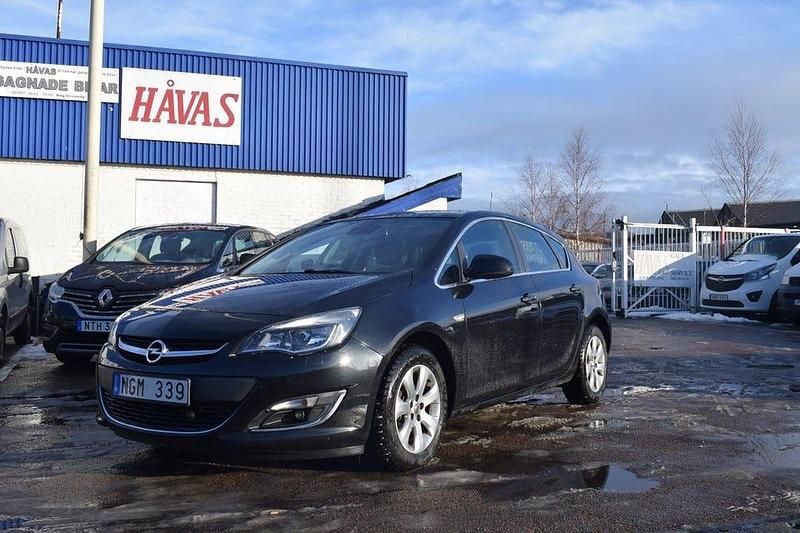 Svart Begagnad 2013 Opel Astra Sport Halvkombi | 82 900 kr (Marknadspris) - Bild 1/4