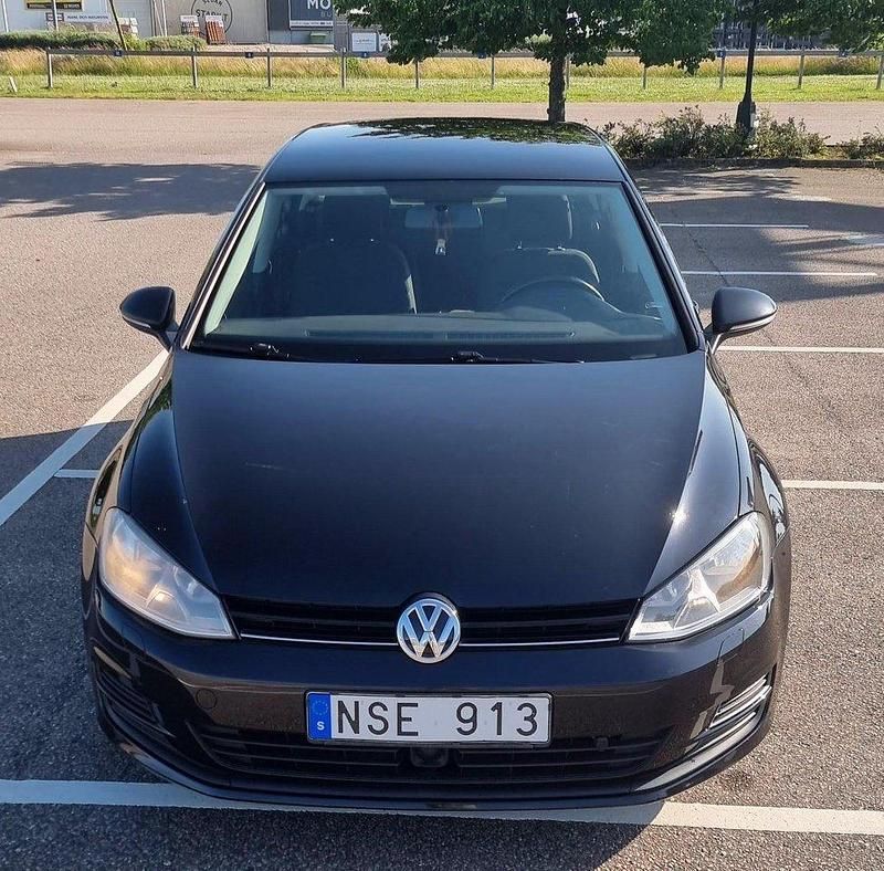 Svart Begagnad 2013 VW Golf VII Halvkombi | 89 000 kr (Marknadspris) - Bild 1/4