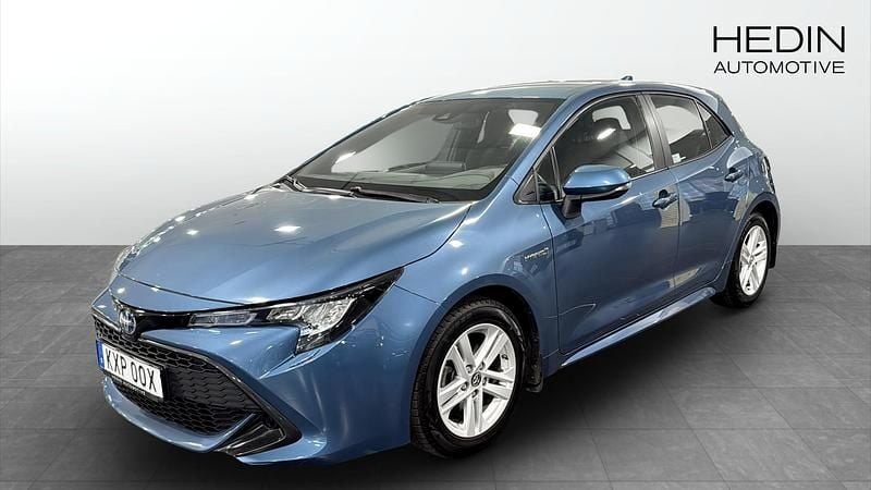 Blå metallic Begagnad 2019 Toyota Corolla Hybrid Active Halvkombi | 210 900 kr (Marknadspris) - Bild 1/4