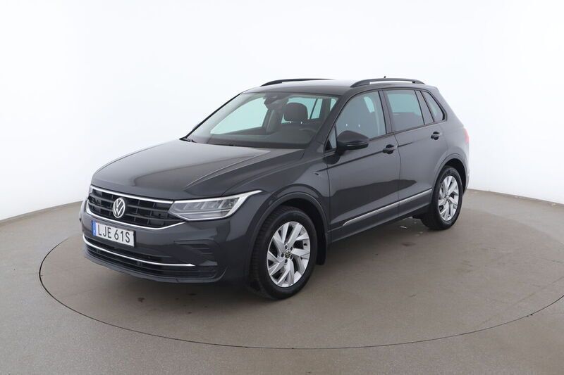 Grå Begagnad 2021 VW Tiguan SUV | 287 000 kr (Marknadspris) - Bild 1/4