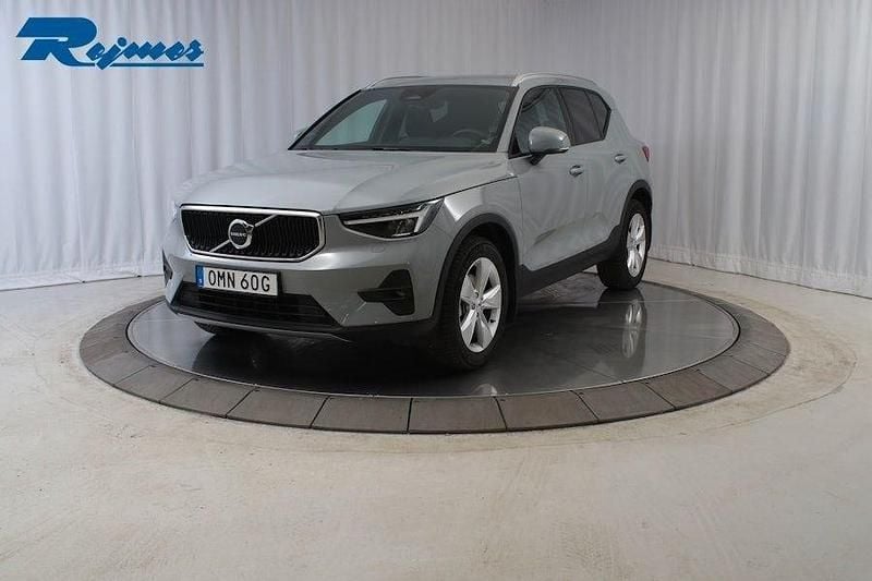 Grå Begagnad 2024 Volvo XC40 Core SUV | 349 900 kr (Bra pris) - Bild 1/4