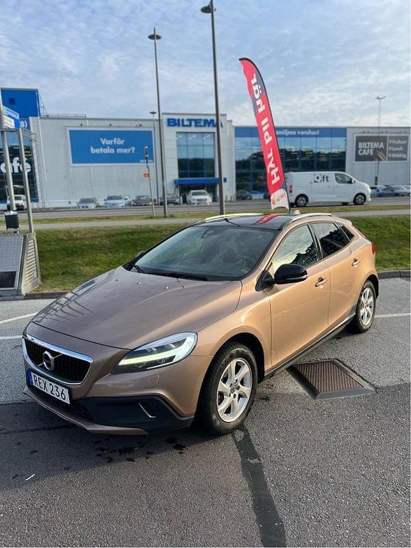 Brun Begagnad 2017 Volvo V40 CC Momentum Kombi | 136 000 kr (Marknadspris) - Bild 1/4