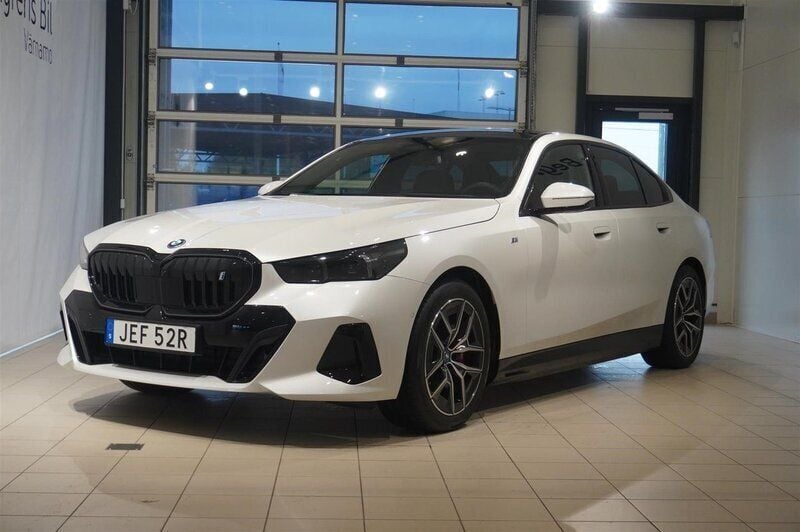 Vit Ny 2024 BMW i5 M Sport Sedan | 899 000 kr (Lite dyr) - Bild 1/4