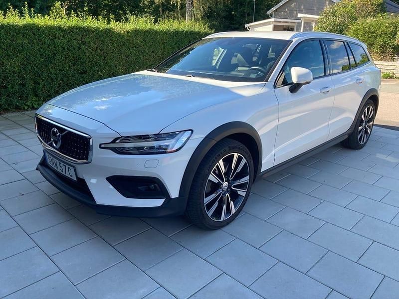 Begagnad 2019 Volvo V60 CC Kombi | 320 000 kr (Marknadspris) - Bild 1/3