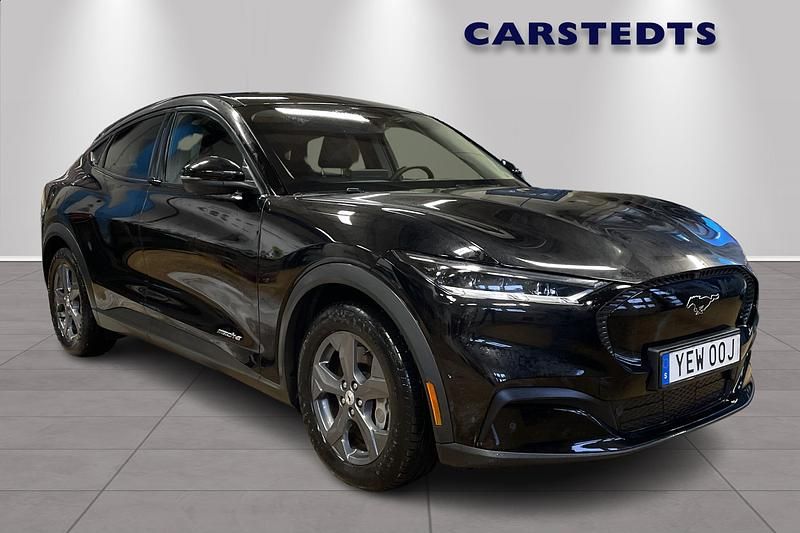 Svart Begagnad 2022 Ford Mustang Mach-E Standard Range SUV | 399 900 kr (Dyr) - Bild 1/4
