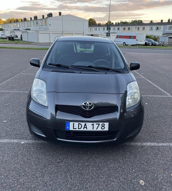Grå Begagnad 2010 Toyota Yaris Halvkombi | 53 000 kr (Lite dyr) - Bild 1/4