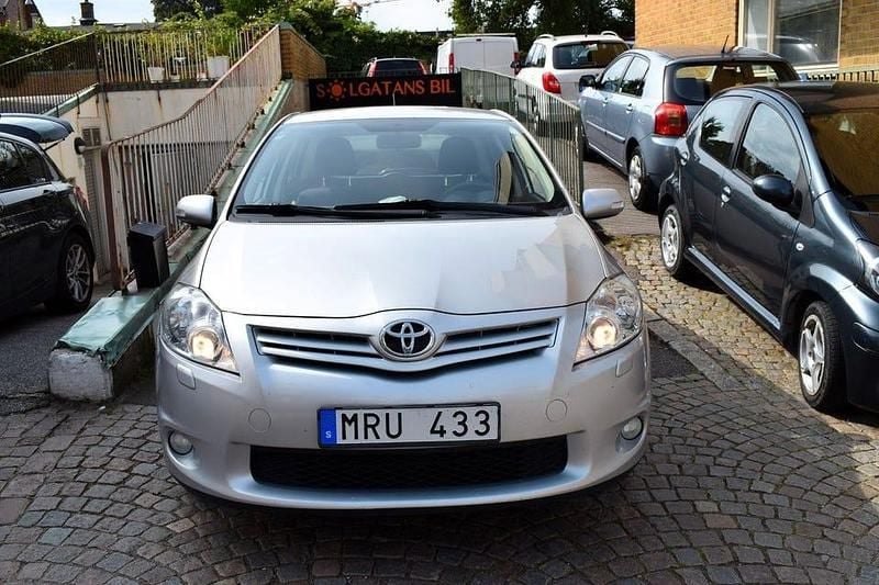 Begagnad Toyota Auris Plus 132 HK (97 kW) 2012 Silver Halvkombi
