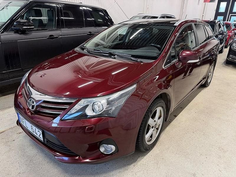 Röd Begagnad 2012 Toyota Avensis Executive Kombi | 79 500 kr (Marknadspris) - Bild 1/4