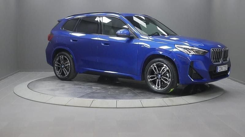 Blå Begagnad 2024 BMW X1 Shadowline SUV | 579 000 kr (Dyr) - Bild 1/4