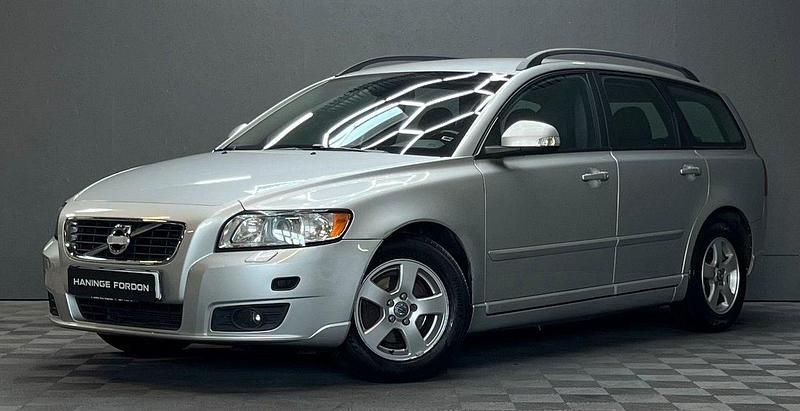 Ljusgrå (grå) Begagnad 2011 Volvo V50 Momentum Kombi | 59 900 kr (Marknadspris) - Bild 1/4
