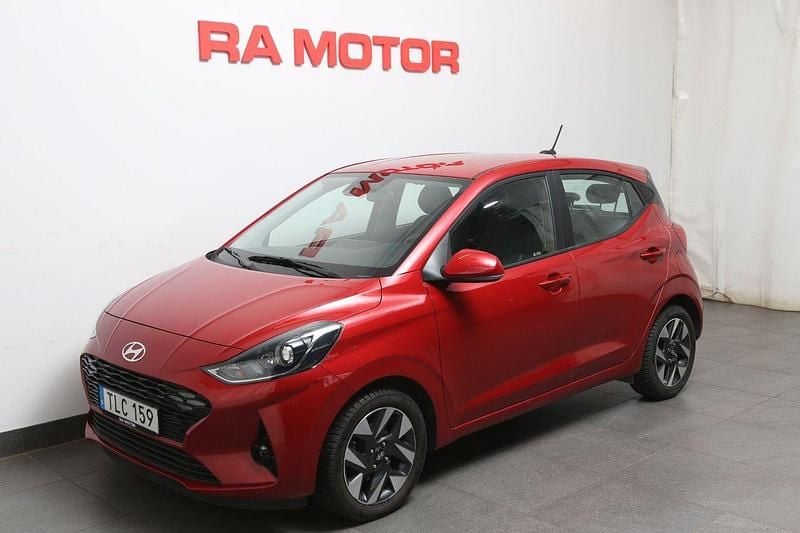 Röd Begagnad 2023 Hyundai i10 Essential Halvkombi | 169 800 kr (Marknadspris) - Bild 1/3