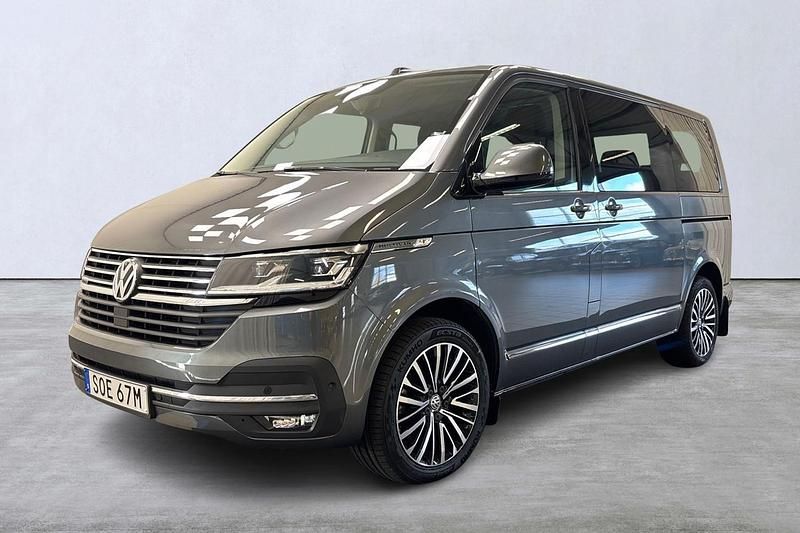 Grå Begagnad 2023 VW Multivan Van | 669 800 kr (Lite dyr) - Bild 1/4