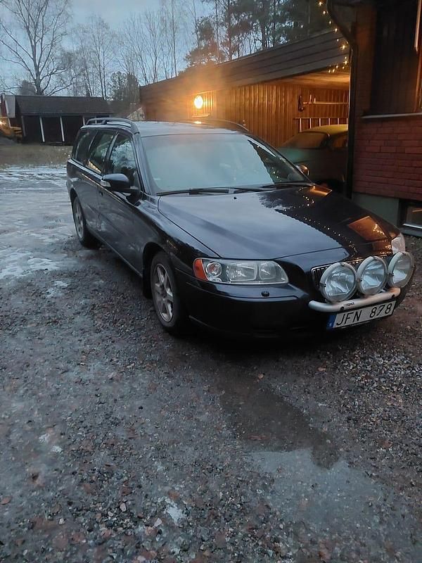 Mörkblå Begagnad 2007 Volvo V70 Kombi | 45 000 kr (Marknadspris) - Bild 1/4