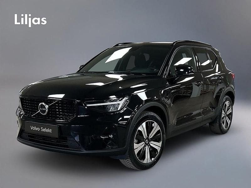 Svart Begagnad 2022 Volvo XC40 Plus SUV | 399 900 kr (Marknadspris) - Bild 1/3