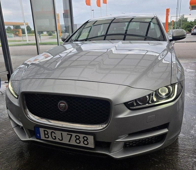 Grå Begagnad 2016 Jaguar XE Sedan | 79 000 kr (Superpris) - Bild 1/4