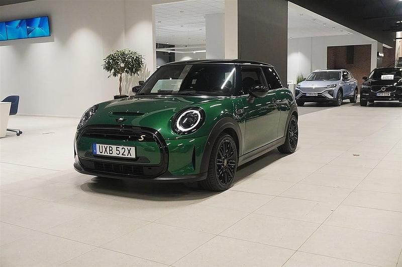 Grön Begagnad 2022 Mini Cooper Halvkombi | 239 800 kr (Marknadspris) - Bild 1/4