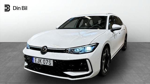 Vit (pure white) Begagnad 2024 VW Passat R-line Kombi | 469 900 kr - Bild 1/4