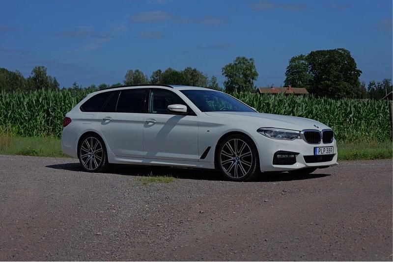 Vit Begagnad 2018 BMW 530 Comfort Edition Kombi | 395 000 kr (Marknadspris) - Bild 1/4