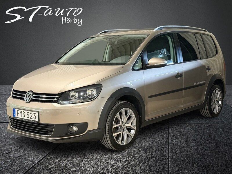 Ljusbrun Begagnad 2014 VW Touran Cross Minibuss | 149 900 kr (Dyr) - Bild 1/4