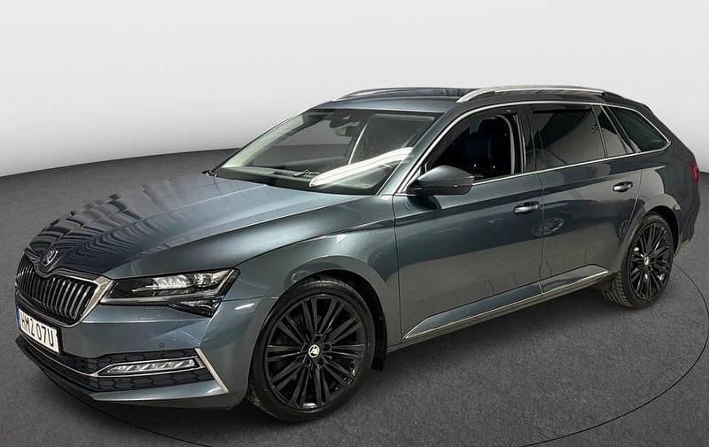 Grå Begagnad 2020 Skoda Superb Business Line Kombi | 274 900 kr (Marknadspris) - Bild 1/4