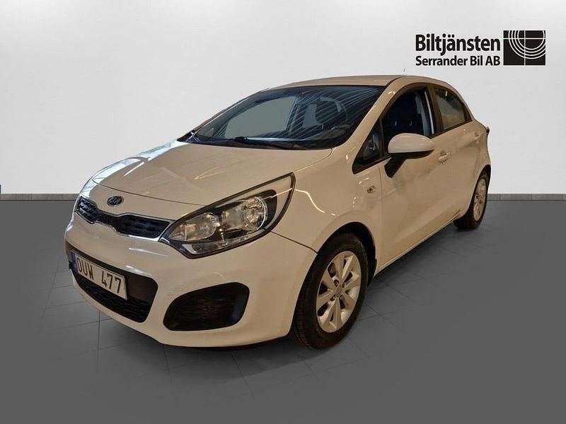 Vit Begagnad 2012 Kia Rio Halvkombi | 84 900 kr (Lite dyr) - Bild 1/4