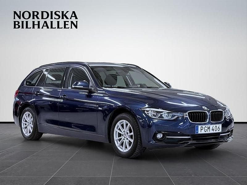 Blå Begagnad 2017 BMW 318 Sport Line Kombi | 159 795 kr (Marknadspris) - Bild 1/4