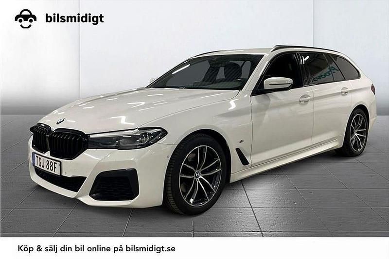 Vit Begagnad 2022 BMW 520 M Sport Kombi | 338 900 kr (Marknadspris) - Bild 1/3