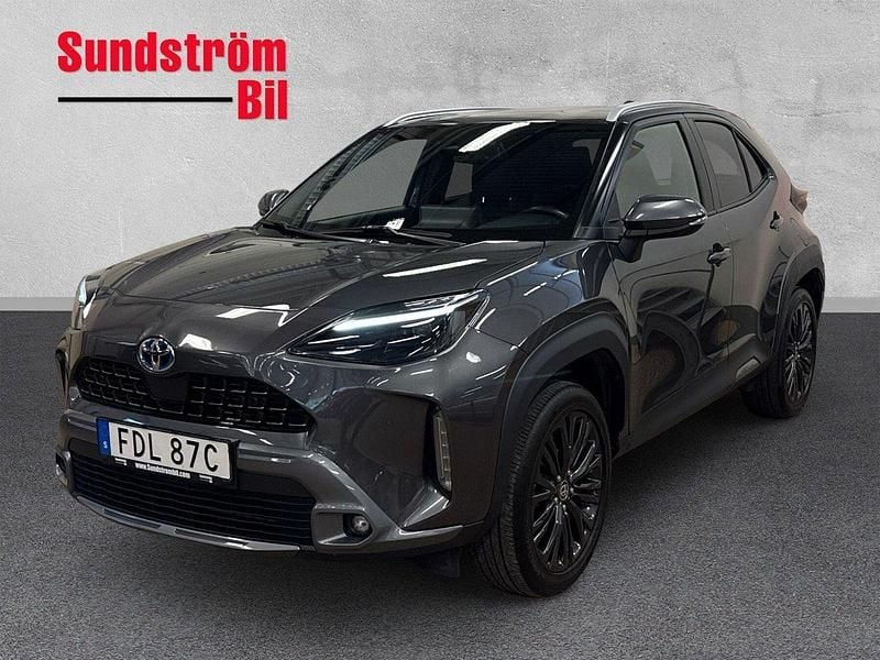 Mörkgrå (grå) Begagnad 2021 Toyota Yaris Cross SUV | 269 900 kr (Marknadspris) - Bild 1/3