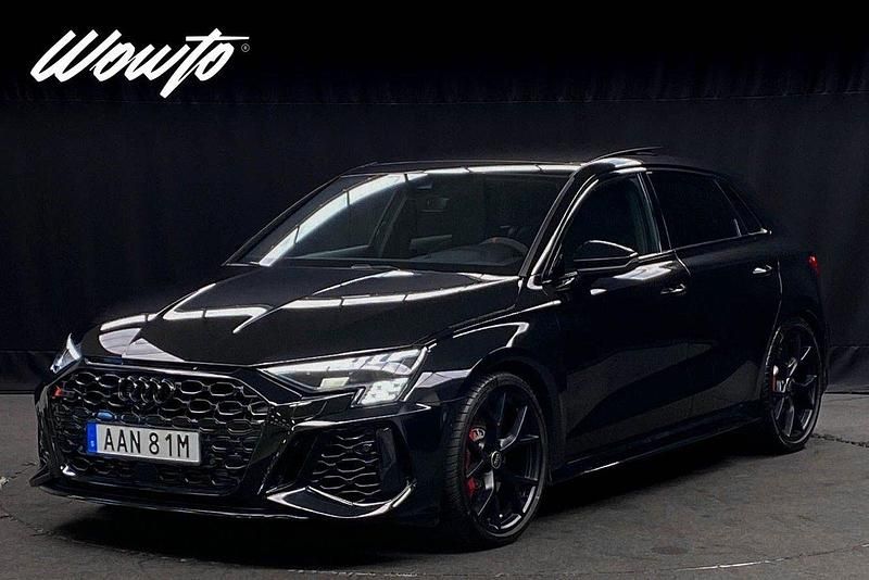 Svart Begagnad 2024 Audi RS3 Sportback Design Halvkombi | 649 800 kr (Lite dyr) - Bild 1/3