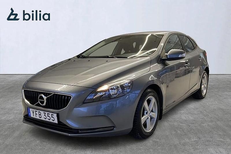 Grå Begagnad 2016 Volvo V40 Halvkombi | 158 500 kr (Marknadspris) - Bild 1/4