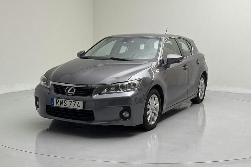 Grå Begagnad 2013 Lexus CT200h | 102 000 kr - Bild 1/4