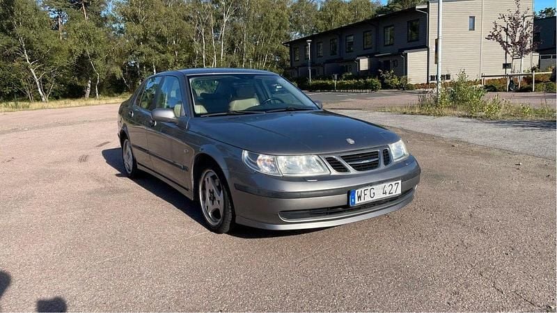 Grå Begagnad 2005 Saab 9-5 Sedan | 15 000 kr (Marknadspris) - Bild 1/4