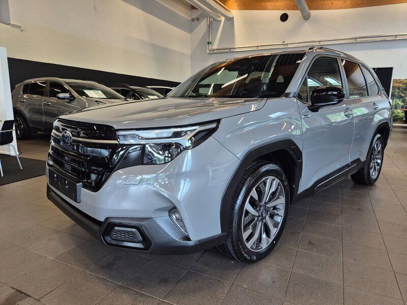 Grå (river rock pearl) Ny 2024 Subaru Forester SUV | 459 900 kr (Marknadspris) - Bild 1/4