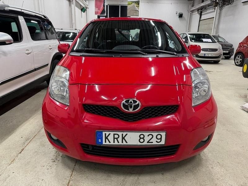 Röd Begagnad 2010 Toyota Yaris Halvkombi | 79 500 kr (Marknadspris) - Bild 1/4
