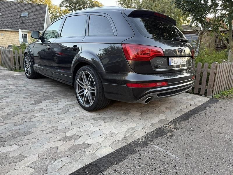 Grå Begagnad 2012 Audi Q7 SUV | 149 900 kr (Bra pris) - Bild 1/4