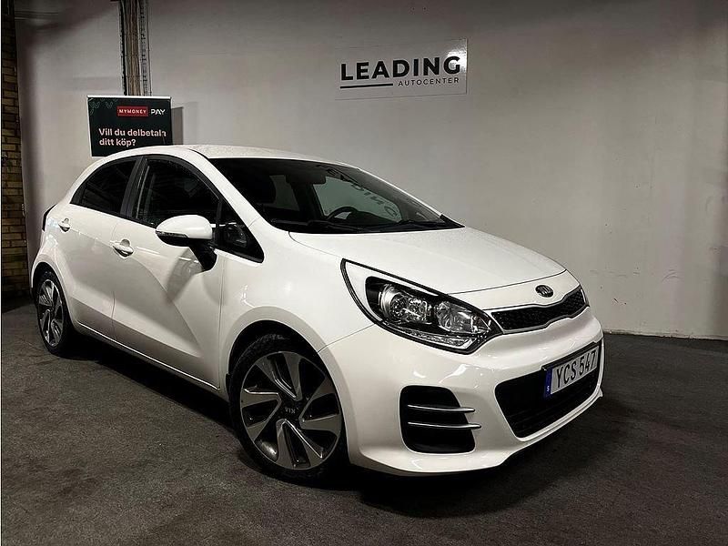 Vit Begagnad 2016 Kia Rio Sedan | 89 900 kr (Marknadspris) - Bild 1/4