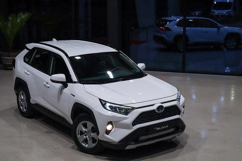 Vit Begagnad 2021 Toyota RAV4 Hybrid Active SUV | 238 000 kr (Marknadspris) - Bild 1/4