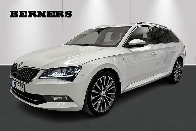 Vit Begagnad 2016 Skoda Superb LAURIN & KLEMENT Kombi | 179 900 kr (Marknadspris) - Bild 1/4