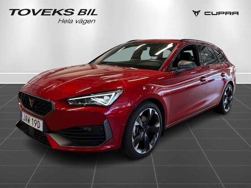Röd (desire red) Begagnad 2024 Cupra Leon Kombi | 314 900 kr (Marknadspris) - Bild 1/4