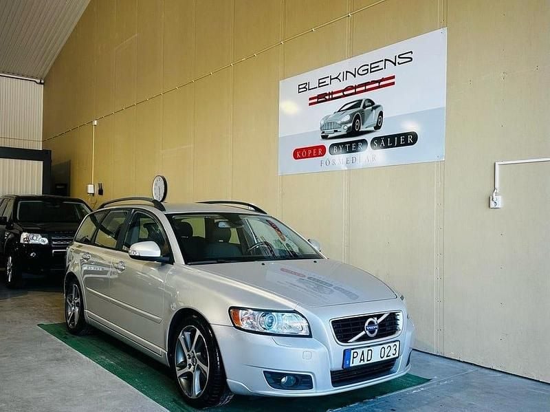 Ljusgrå Begagnad 2010 Volvo V50 Momentum Kombi | 69 900 kr (Lite dyr) - Bild 1/4