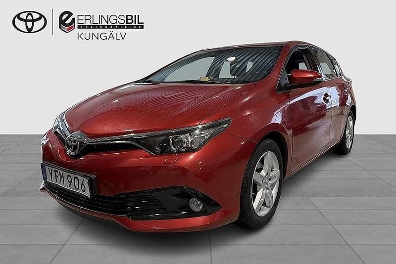 Röd Begagnad 2016 Toyota Auris Active Halvkombi | 159 900 kr (Marknadspris) - Bild 1/4
