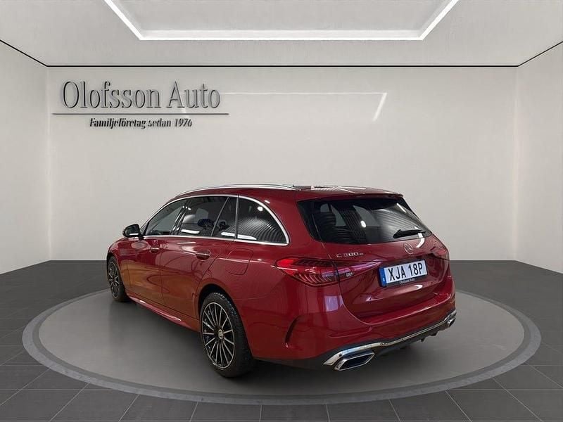 Begagnad Mercedes C300 AMG Line Premium Plus 313 HK (230 kW) 2023 Röd