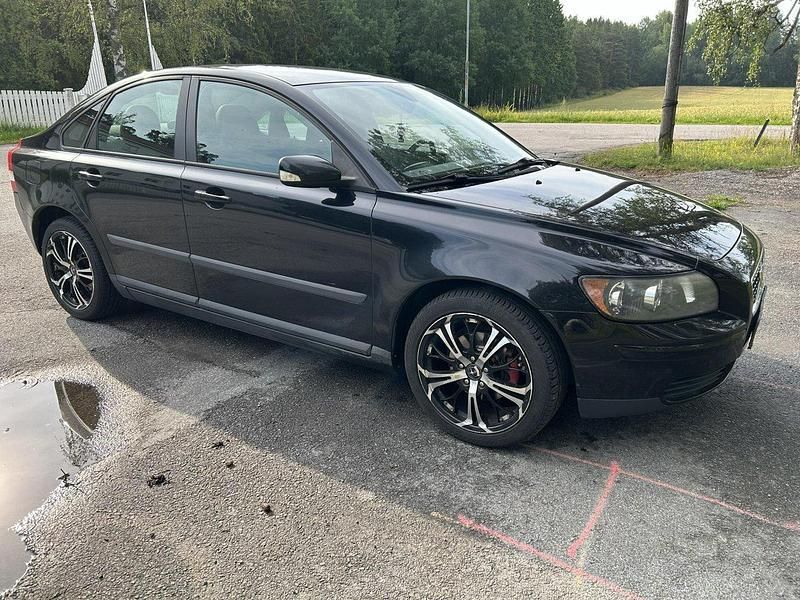 Svart Begagnad 2006 Volvo S40 Sedan | 28 000 kr (Bra pris) - Bild 1/4